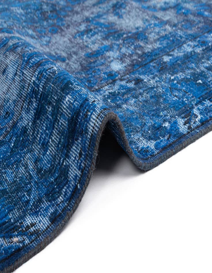 Detail image of 6' 4 x 9' 4 Vintage Royal Wool Rug