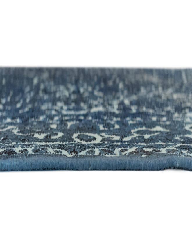 Detail image of 6' 5 x 9' 8 Vintage Royal Wool Rug