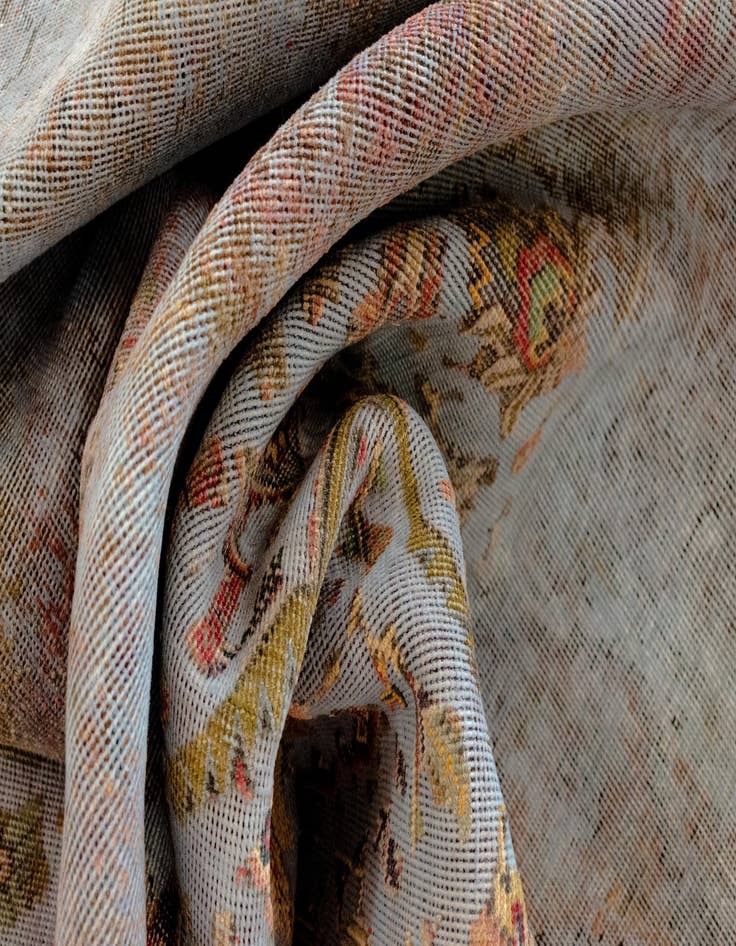 Detail image of 6' 5 x 9' 8 Vintage Royal Wool Rug