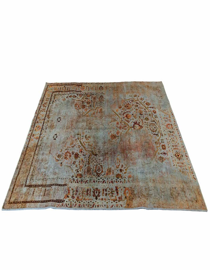 Detail image of 6' 5 x 9' 8 Vintage Royal Wool Rug