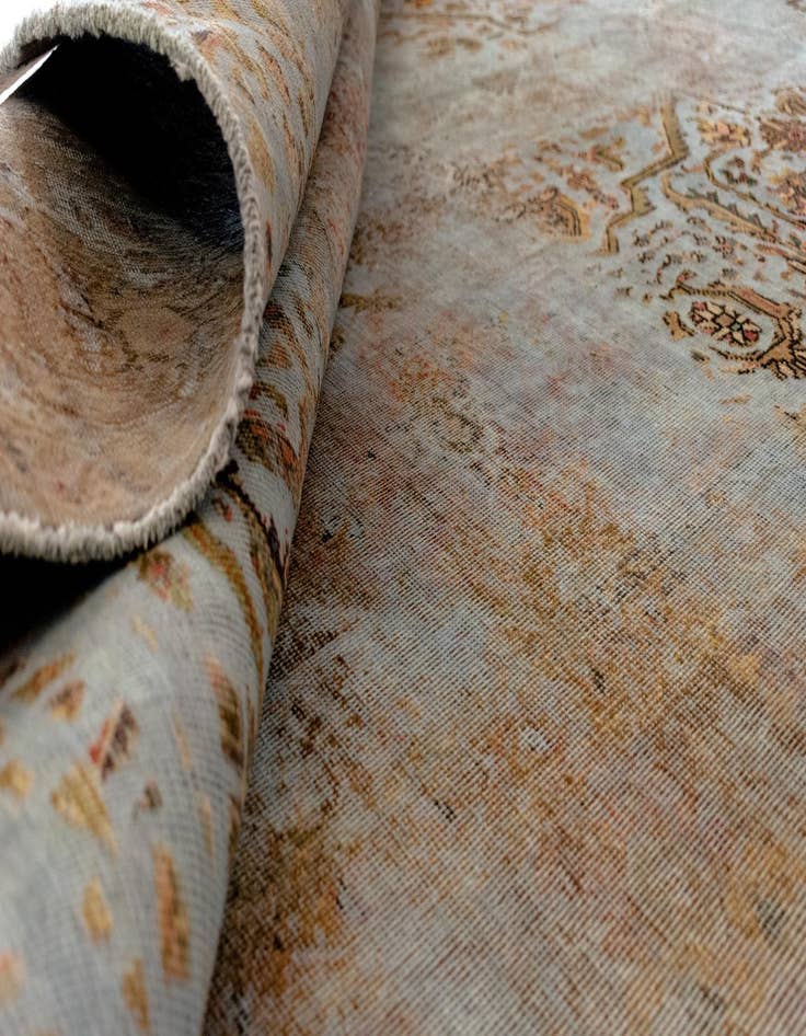 Detail image of 6' 5 x 9' 8 Vintage Royal Wool Rug