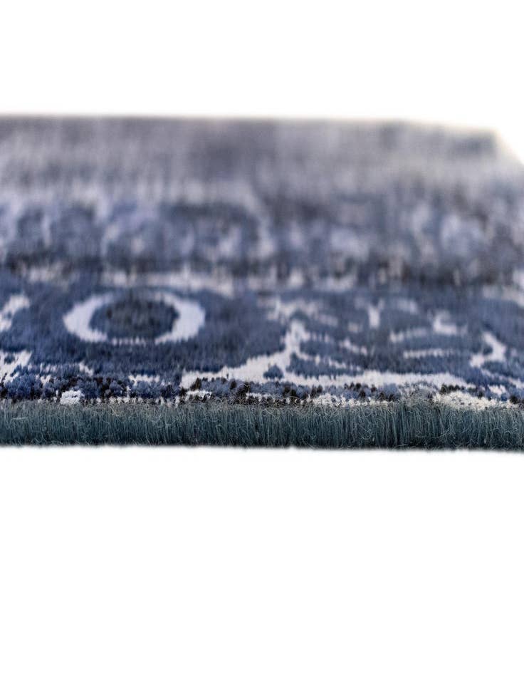 Detail image of 6' 5 x 9' 9 Vintage Royal Wool Rug