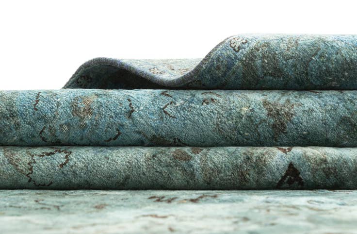 Detail image of 6' 7 x 9' 9 Vintage Royal Rug