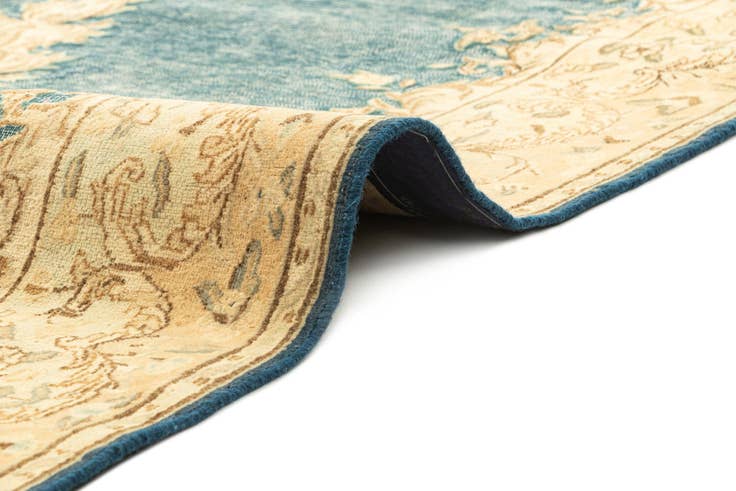 Detail image of 4' 8 x 7' 11 Vintage Royal Rug