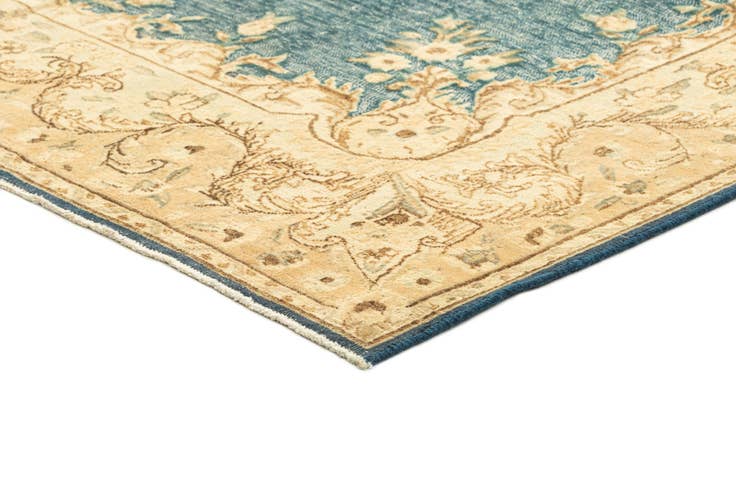 Detail image of 4' 8 x 7' 11 Vintage Royal Rug