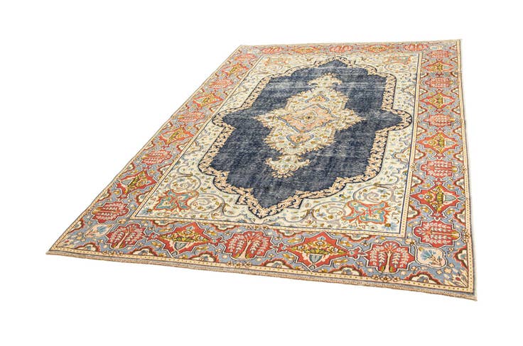 Detail image of 6' 7 x 9' 9 Vintage Royal Rug