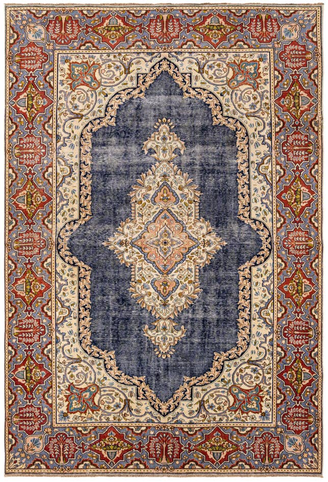 Detail image of 6' 7 x 9' 9 Vintage Royal Rug