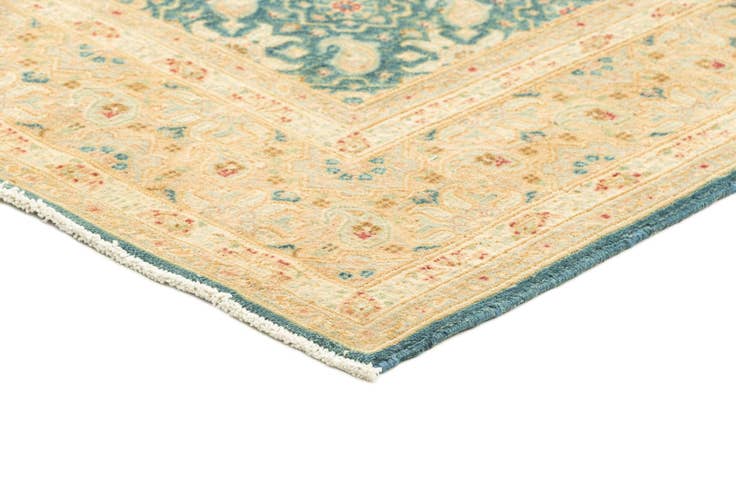 Detail image of 5' 1 x 8' Vintage Royal Rug