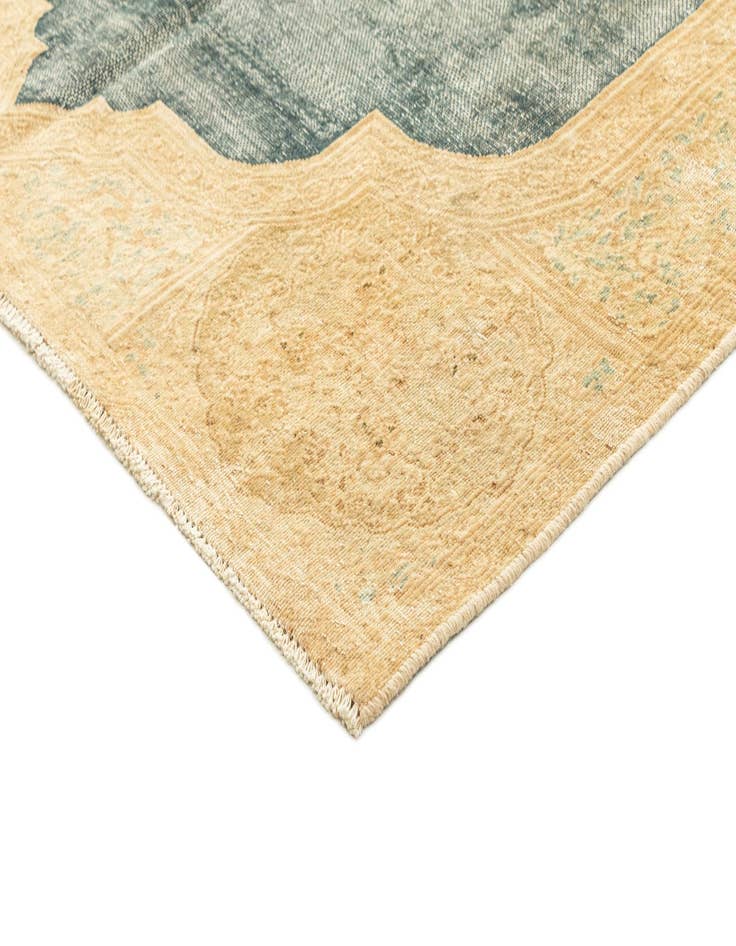 Detail image of 4' 11 x 7' 8 Vintage Royal Rug