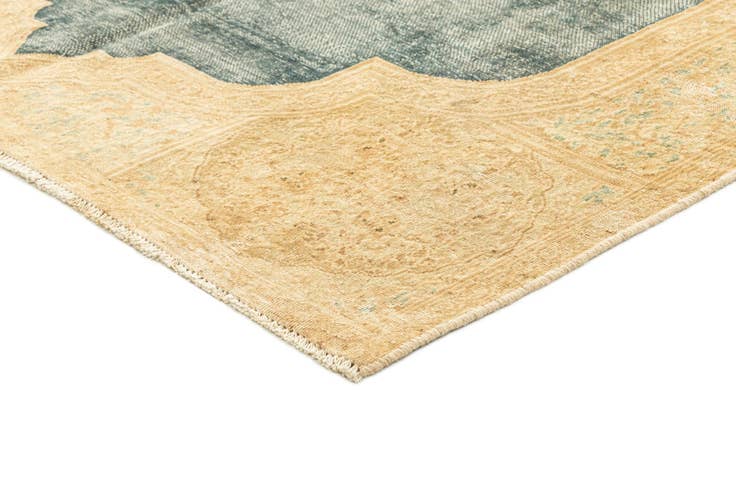 Detail image of 4' 11 x 7' 8 Vintage Royal Rug