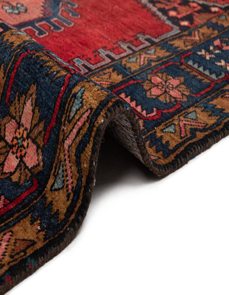 Detail image of 7' x 9' 11 Viss Wool Rug