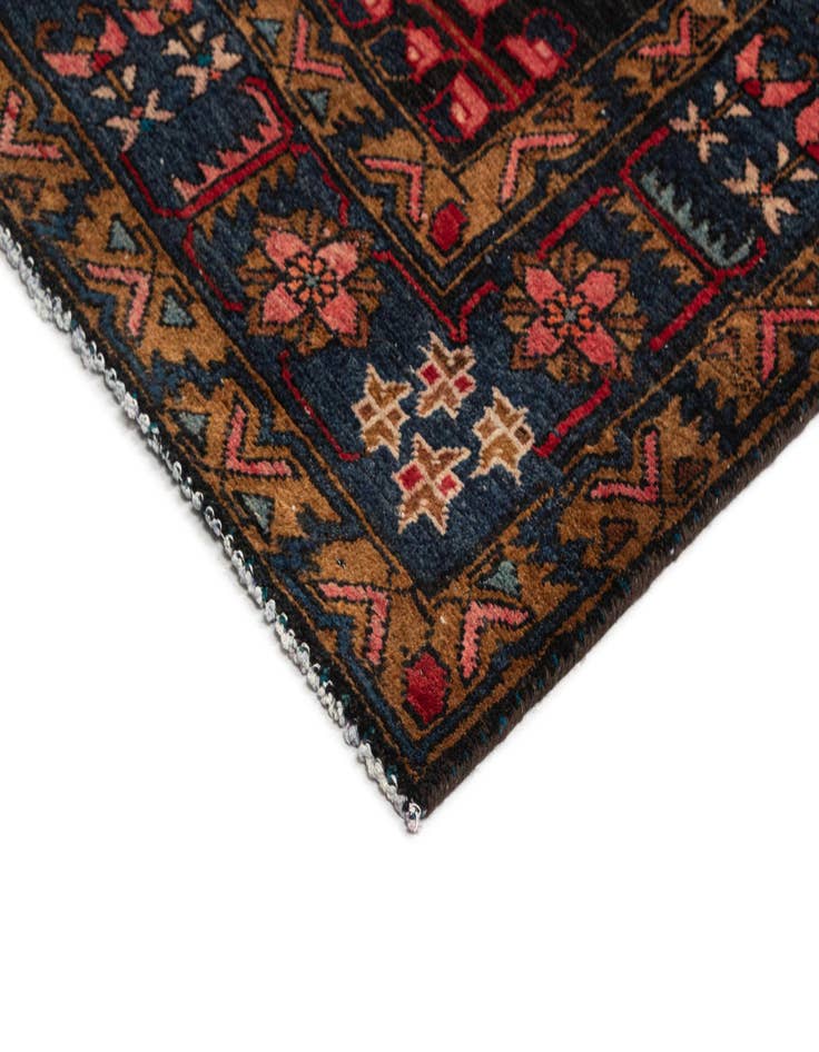 Detail image of 7' x 9' 11 Viss Wool Rug