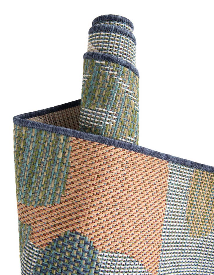 Detail image of 3' 3 x 3' 3 Easy-Clean Baja Indoor / Outdoor Round Rug