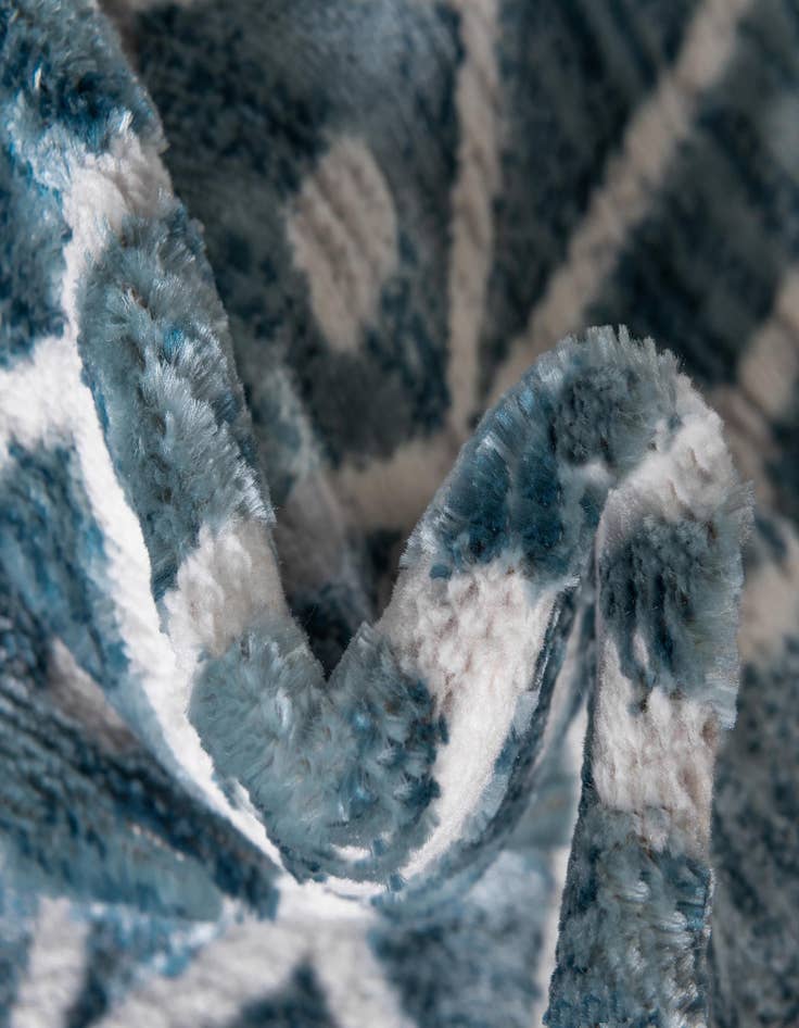 Detail image of 7' x 7' Lattice Trellis Round Rug