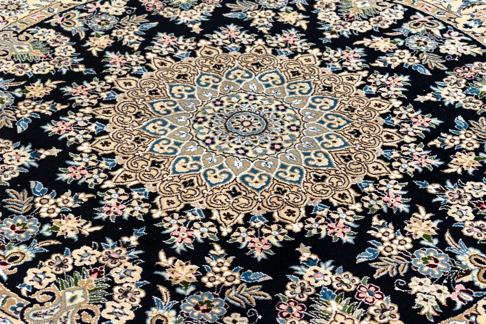 4' 11 x 4' 11 Nain Round Rug
