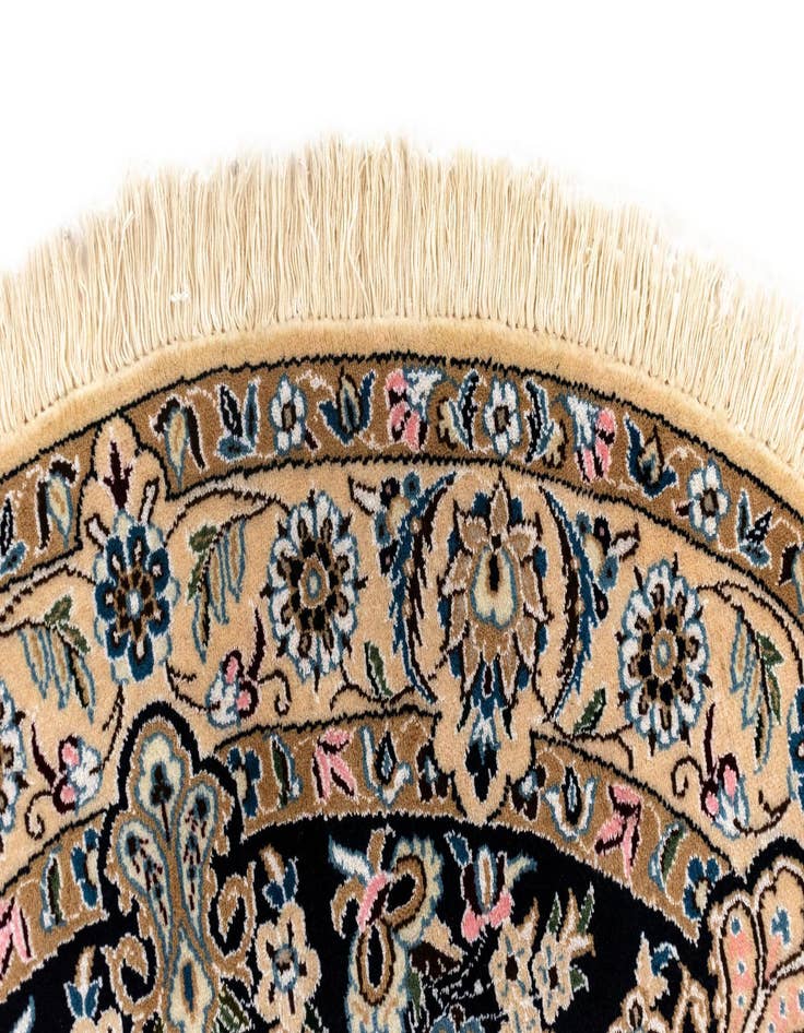 Detail image of 4' 11 x 4' 11 Nain Round Rug