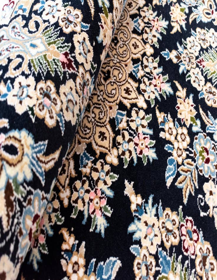 Detail image of 4' 11 x 4' 11 Nain Round Rug