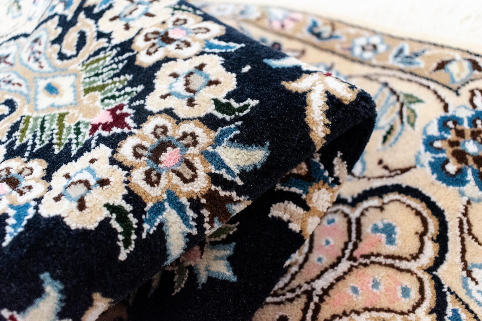 4' 11 x 4' 11 Nain Round Rug