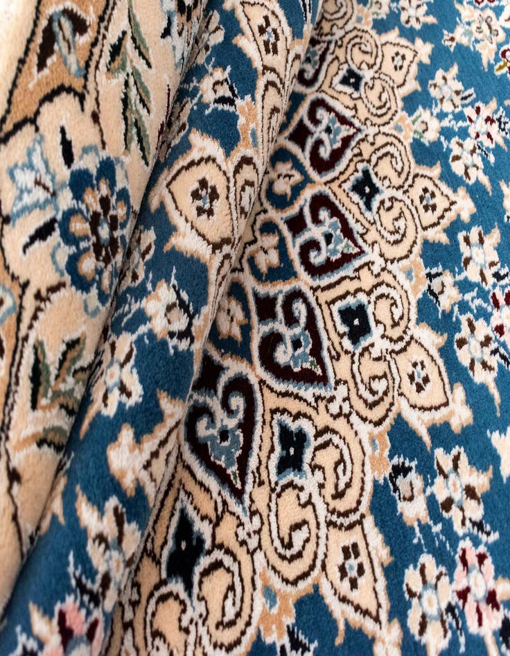 Detail image of 4' 11 x 4' 11 Nain Round Rug