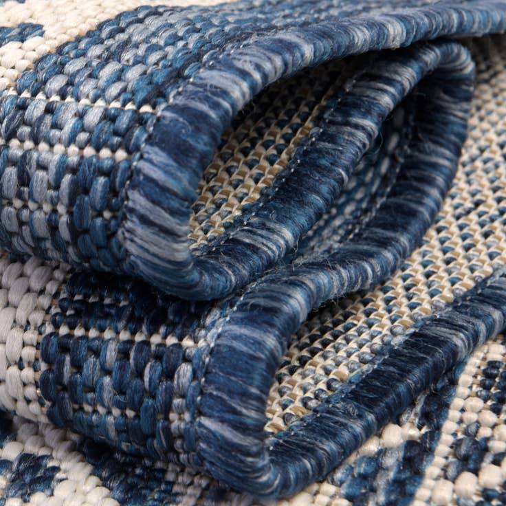 Detail image of 7' 10 x 7' 10 Easy-Clean Aztec Indoor / Outdoor Round Rug
