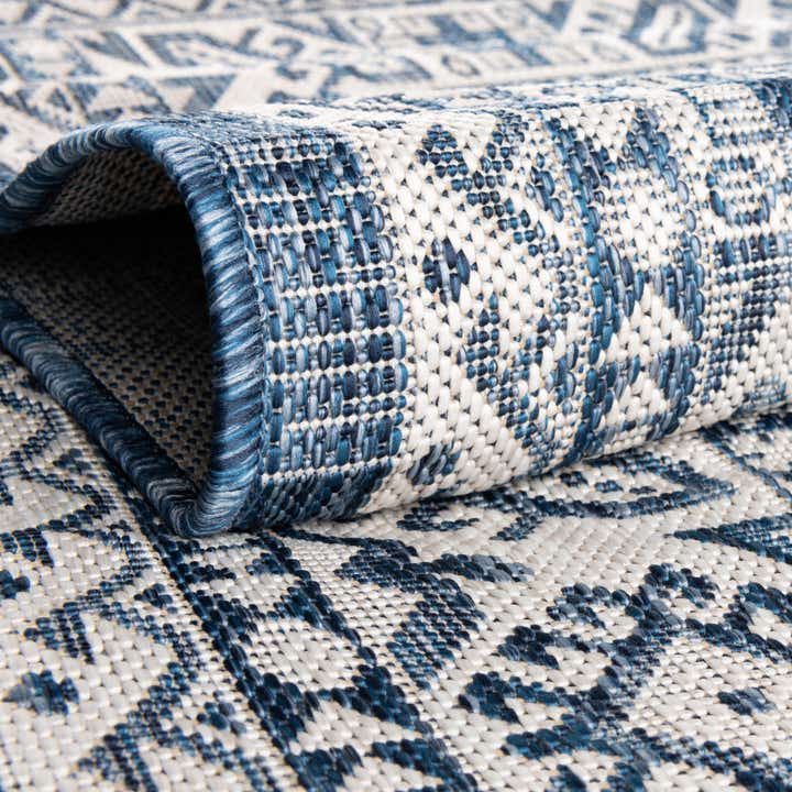 5' 3 x 5' 3 Easy-Clean Aztec Indoor / Outdoor Round Rug