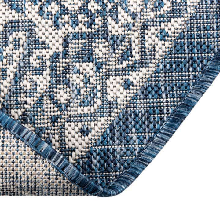 5' 3 x 5' 3 Easy-Clean Aztec Indoor / Outdoor Round Rug