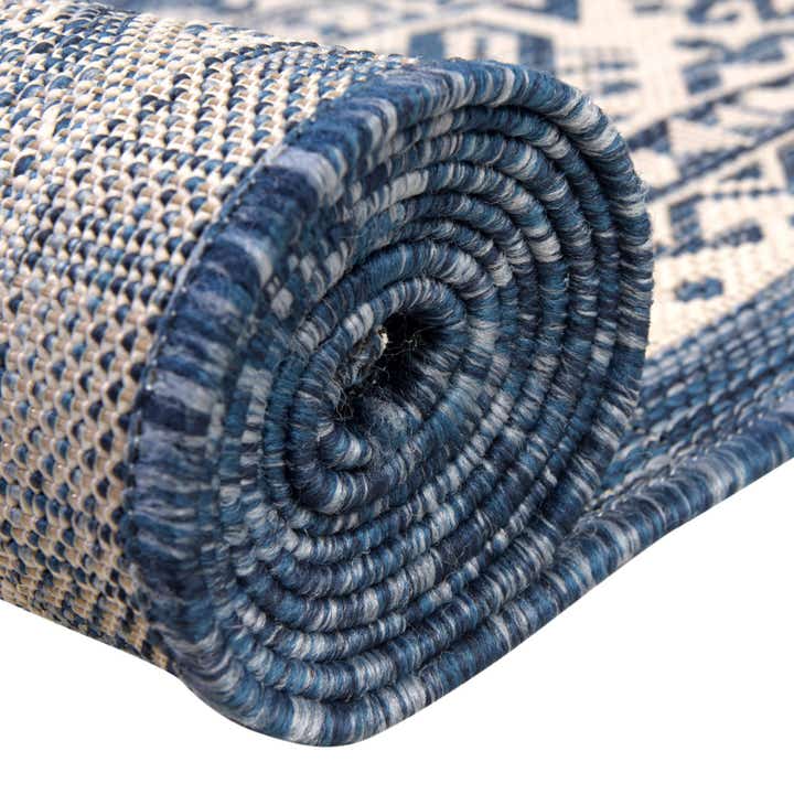 5' 3 x 5' 3 Easy-Clean Aztec Indoor / Outdoor Round Rug