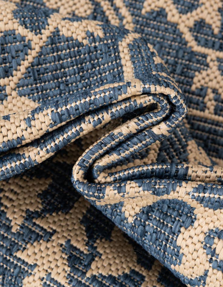 Detail image of 6' x 6' Easy-Clean Botanical Indoor / Outdoor Round Rug