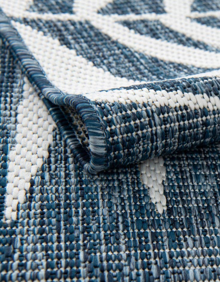 Detail image of 13' x 13'  Washable Botanical Indoor / Outdoor Round Rug