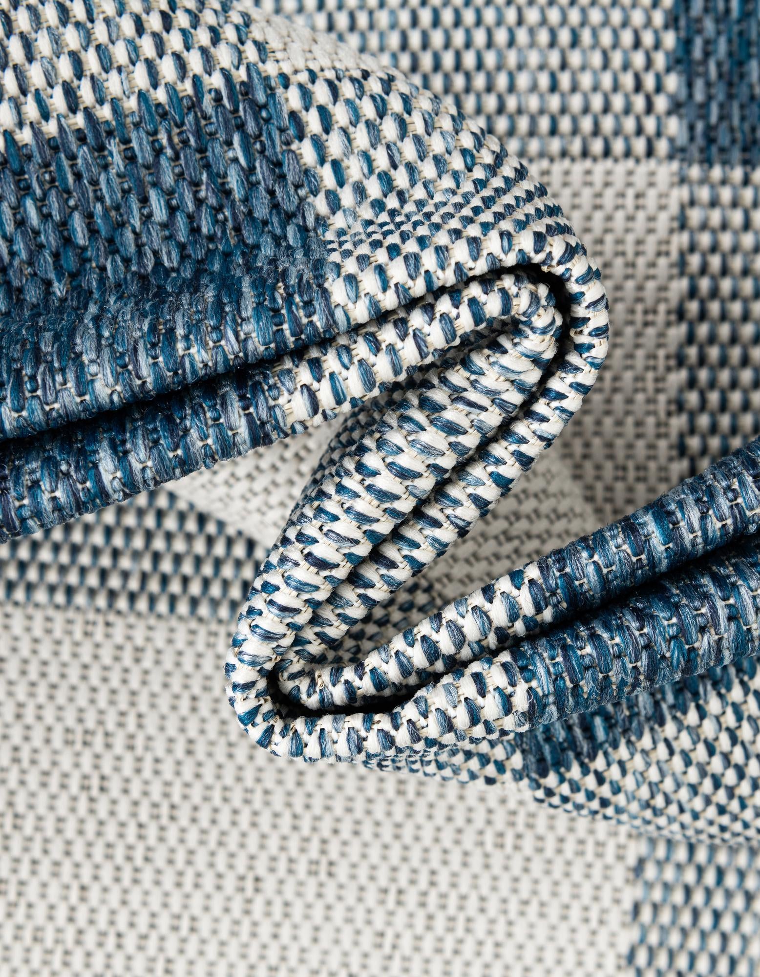 3' x 3' Easy-Clean Checkered Indoor / Outdoor Round Rug