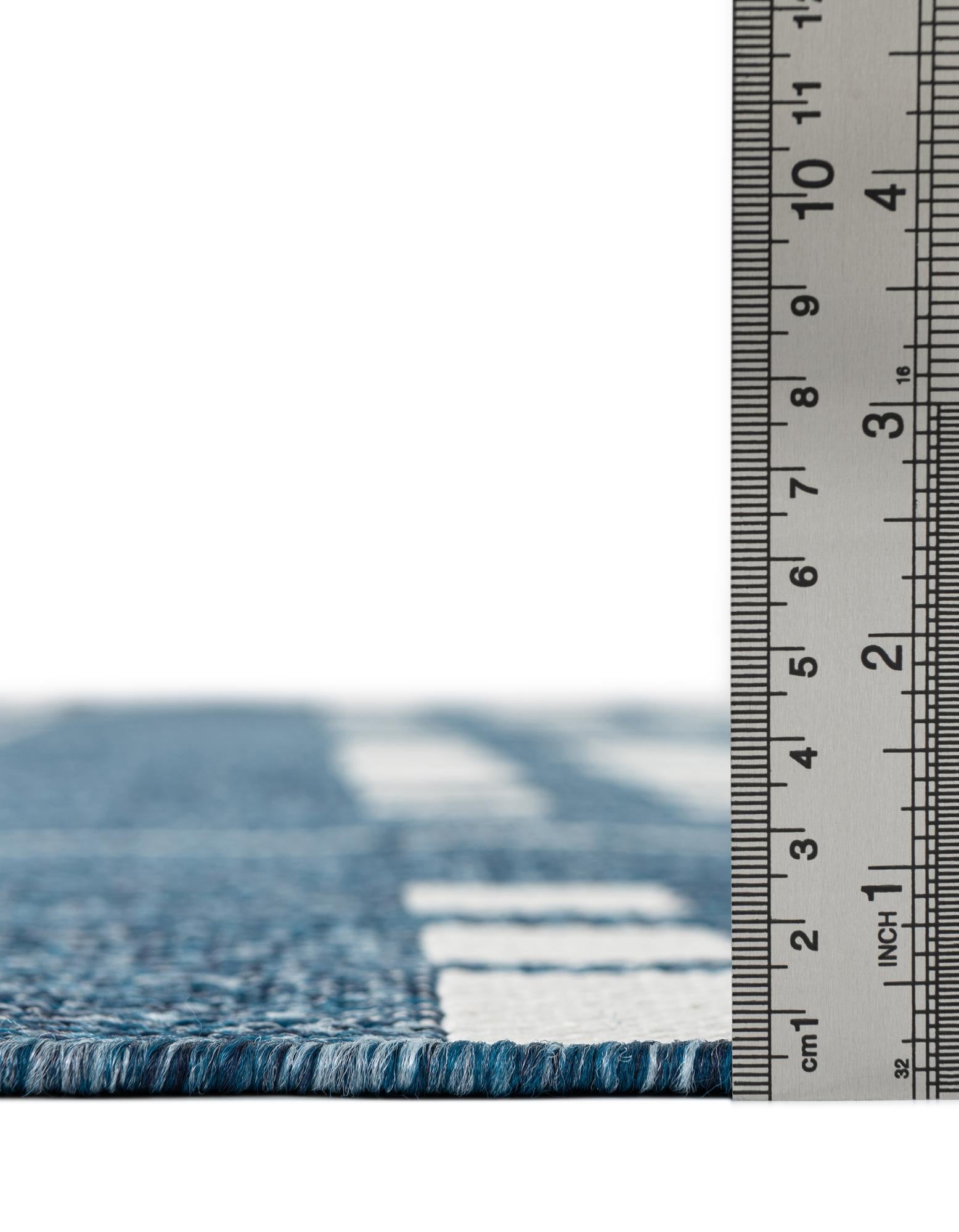 6' x 6' Easy-Clean Checkered Indoor / Outdoor Round Rug