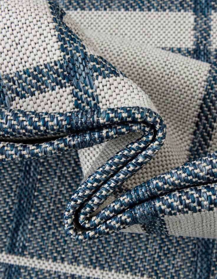 Detail image of 7' 10 x 7' 10 Easy-Clean Checkered Indoor / Outdoor Round Rug