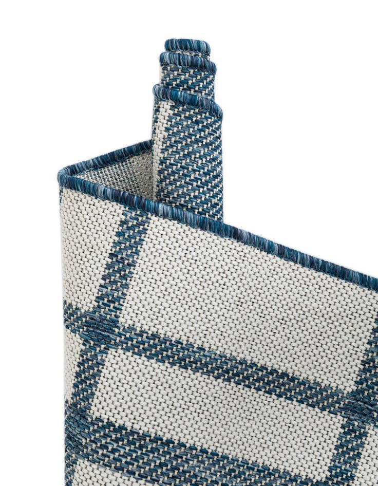 Detail image of 7' 10 x 7' 10 Easy-Clean Checkered Indoor / Outdoor Round Rug