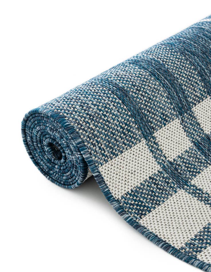 Detail image of 7' 10 x 7' 10 Easy-Clean Checkered Indoor / Outdoor Round Rug