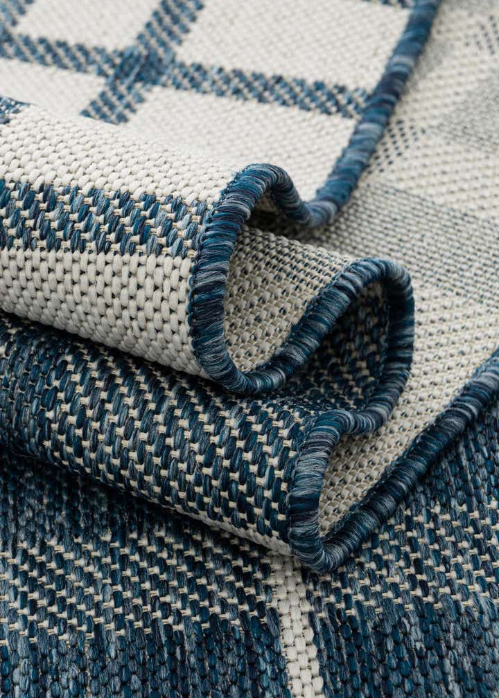 7' 10 x 7' 10 Easy-Clean Checkered Indoor / Outdoor Round Rug
