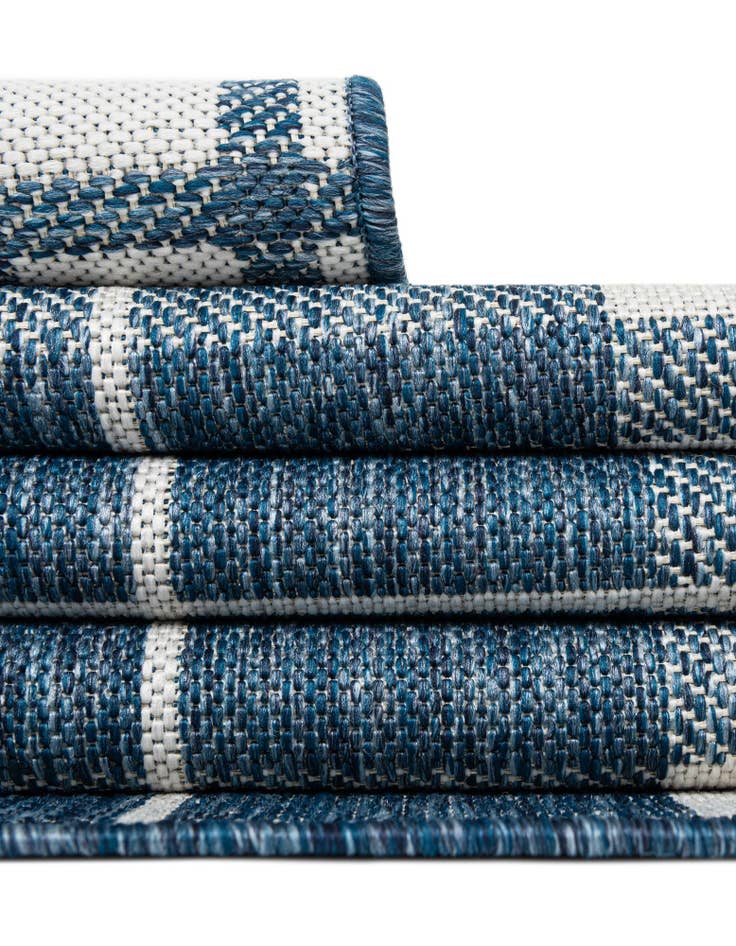 Detail image of 7' 10 x 7' 10 Easy-Clean Checkered Indoor / Outdoor Round Rug