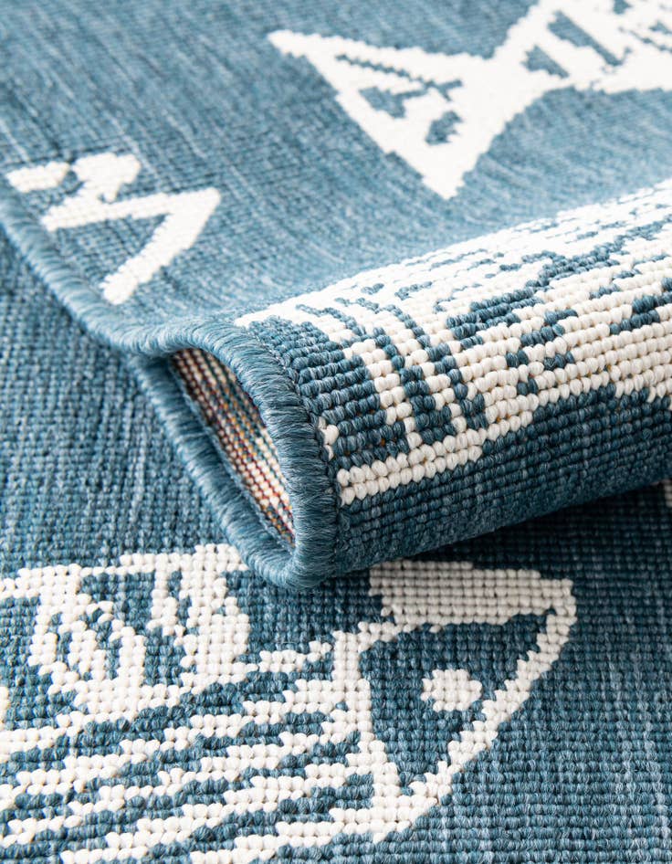 Detail image of 4' x 4' Easy-Clean Coastal Indoor / Outdoor Round Rug