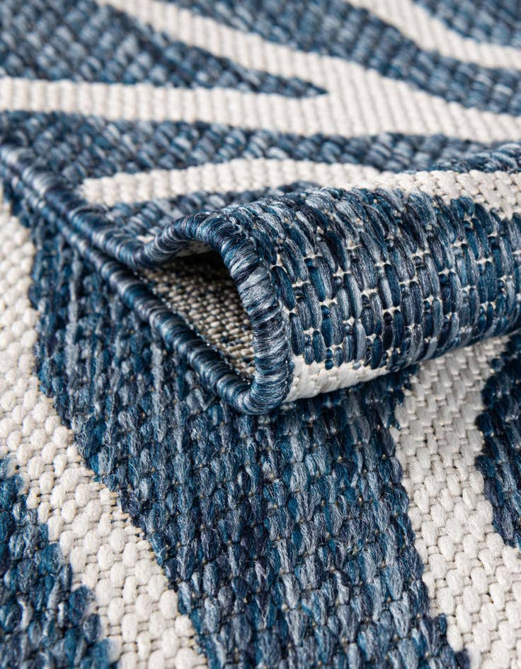 Detail image of 7' 10 x 7' 10 Easy-Clean Coastal Indoor / Outdoor Round Rug