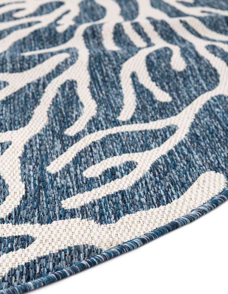 Detail image of 7' 10 x 7' 10 Easy-Clean Coastal Indoor / Outdoor Round Rug