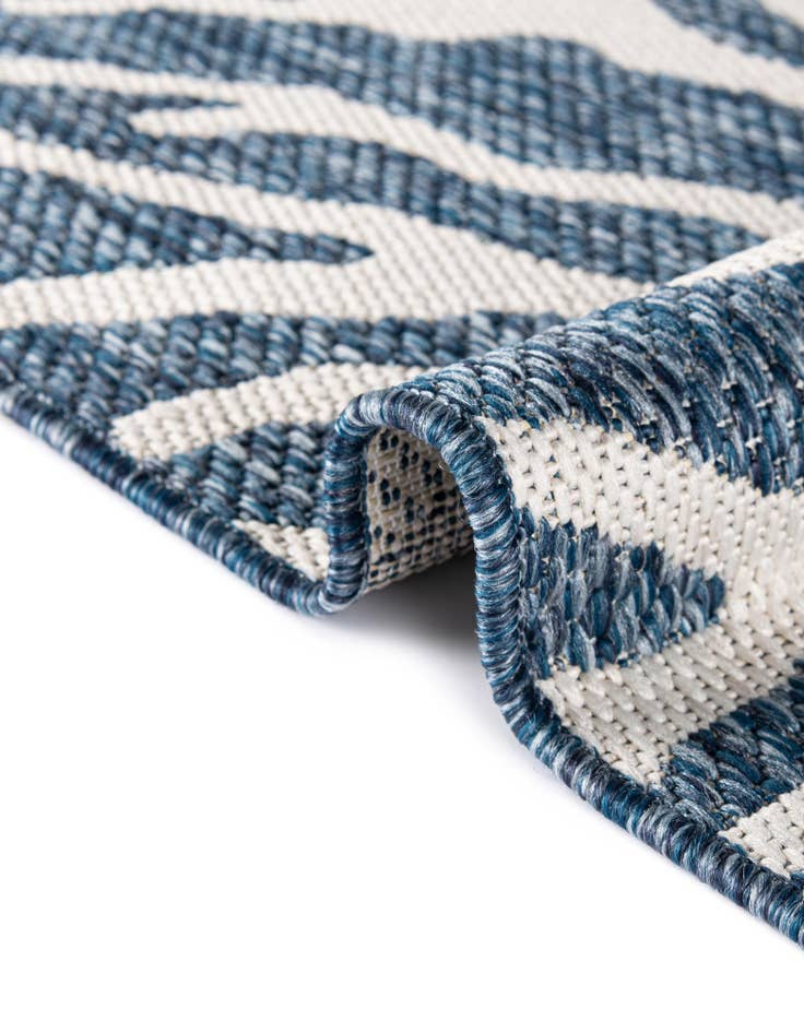 Detail image of 12' x 12' Easy-Clean Coastal Indoor / Outdoor Round Rug