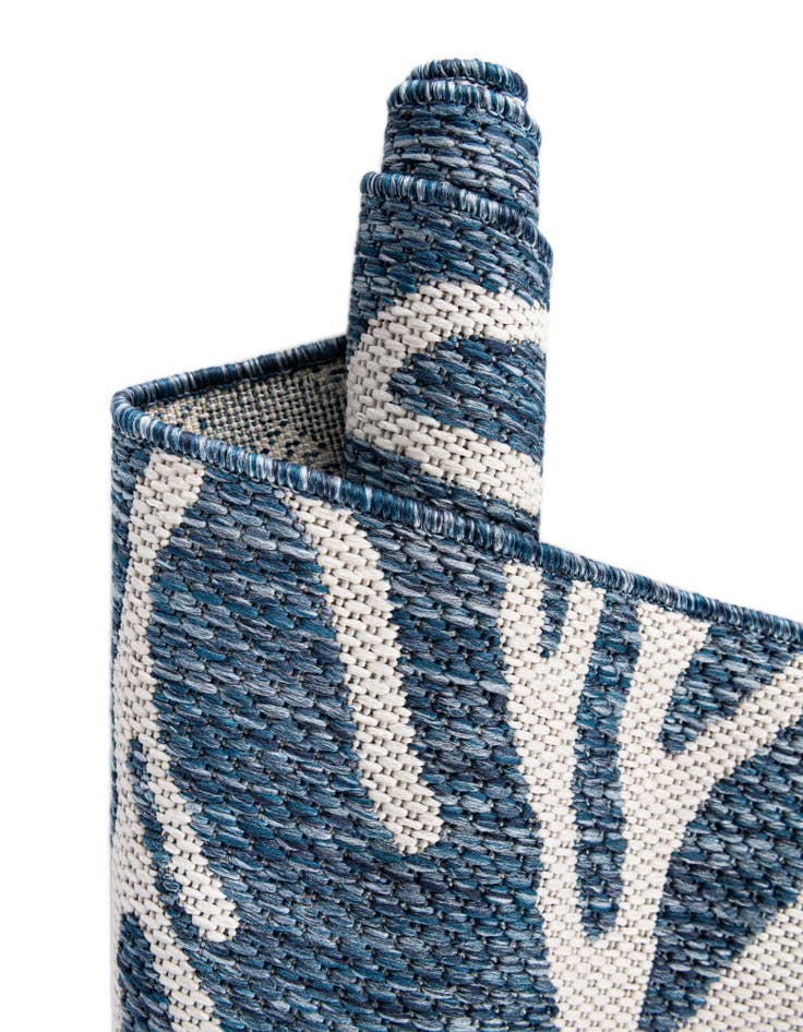Detail image of 12' x 12' Easy-Clean Coastal Indoor / Outdoor Round Rug