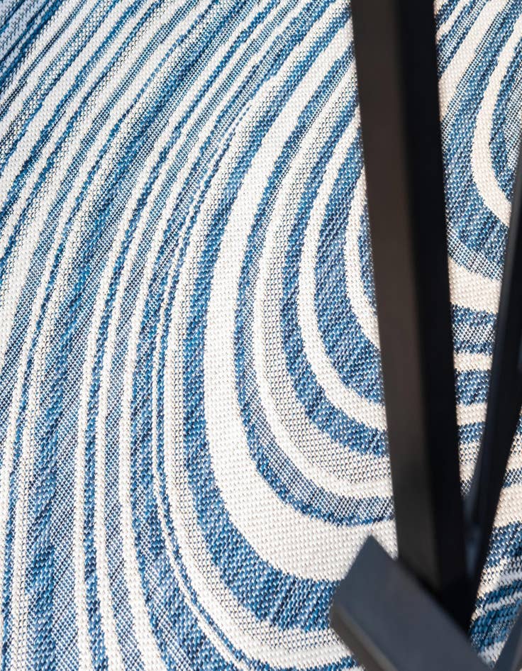 Detail image of 4' x 4'  Washable Modern Indoor / Outdoor Round Rug