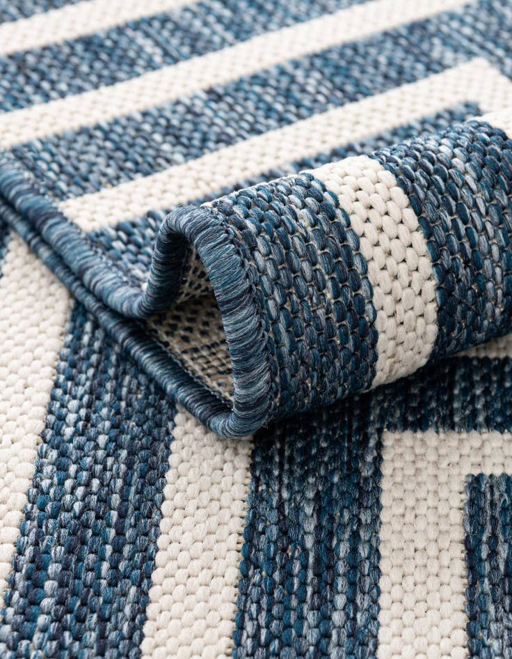 Detail image of 12' x 12' Easy-Clean Modern Indoor / Outdoor Round Rug