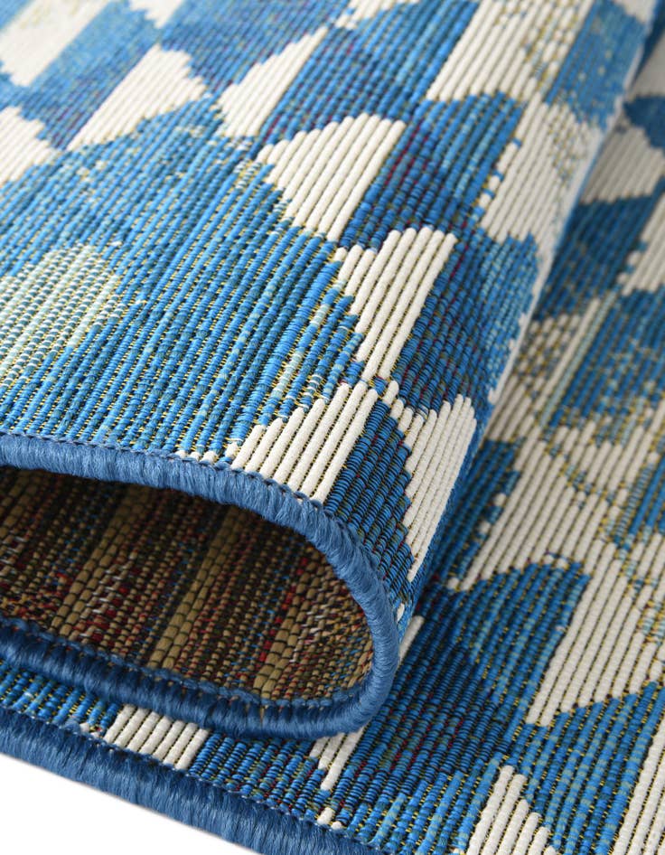 Detail image of 7' 10 x 7' 10 Easy-Clean Southwestern Indoor / Outdoor Round Rug