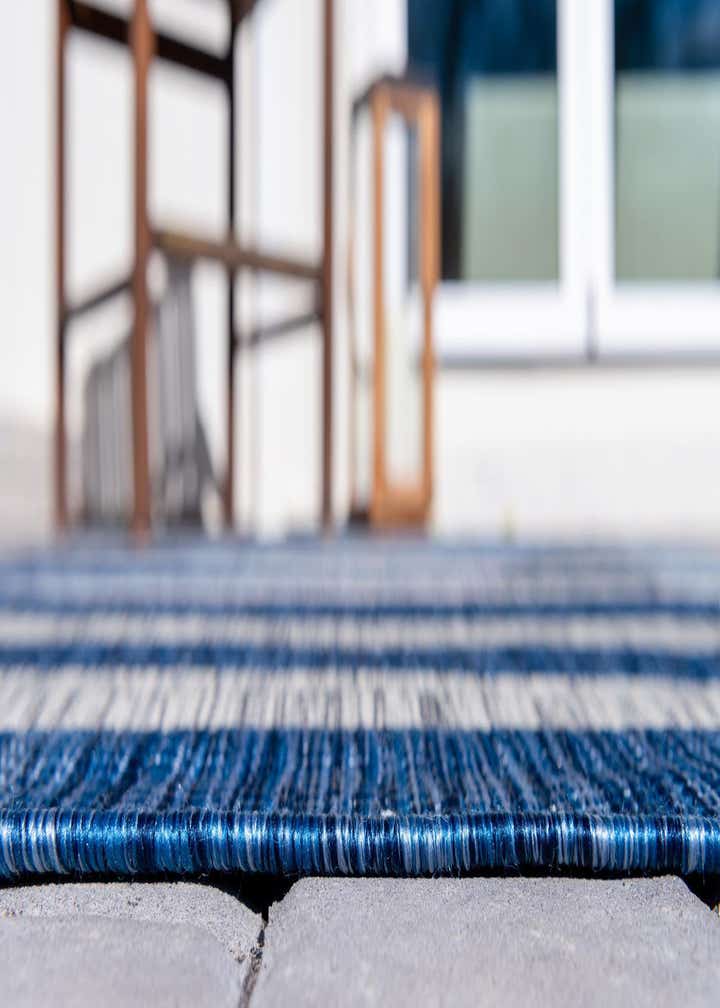 7' 10 x 7' 10 Easy-Clean Striped Indoor / Outdoor Round Rug