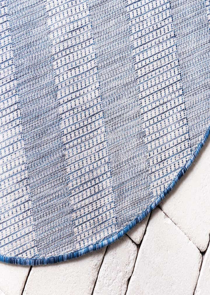 7' 10 x 7' 10 Easy-Clean Striped Indoor / Outdoor Round Rug