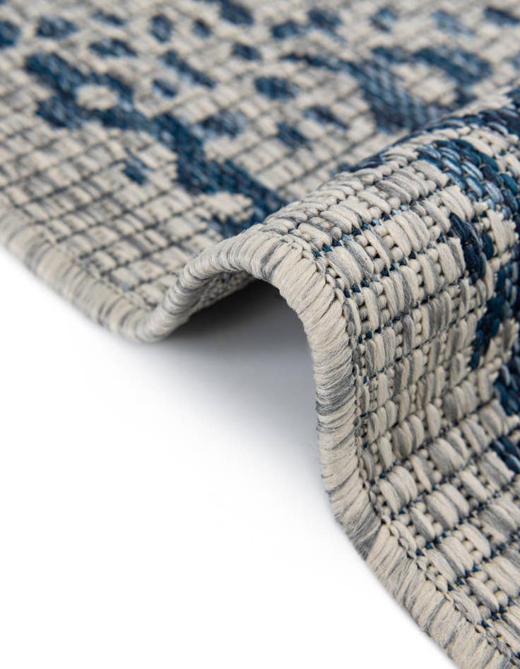 Detail image of 4' x 4'  Washable Traditional Indoor / Outdoor Round Rug