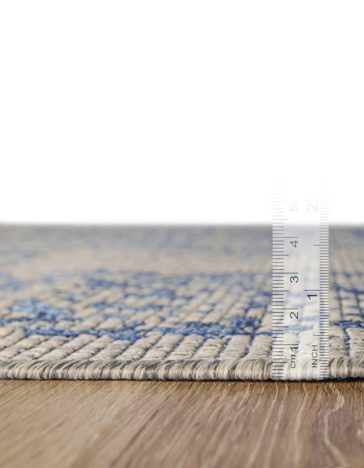Detail image of 7' 10 x 7' 10  Washable Traditional Indoor / Outdoor Round Rug