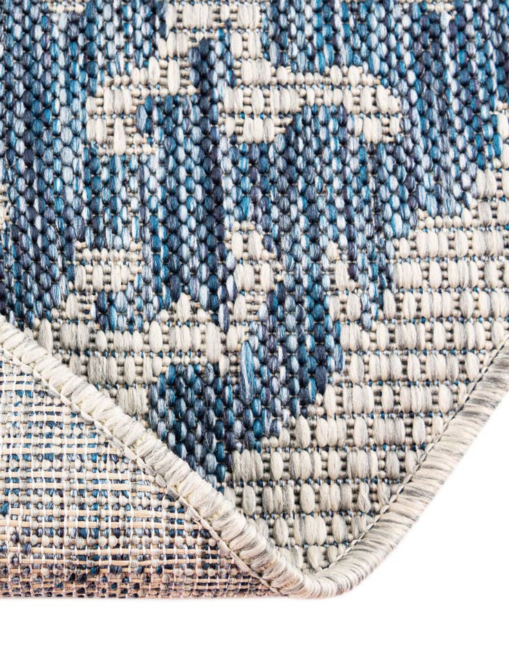 Detail image of 7' 10 x 7' 10  Washable Traditional Indoor / Outdoor Round Rug