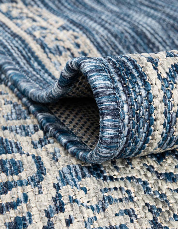 Detail image of 4' x 4'  Washable Traditional Indoor / Outdoor Round Rug